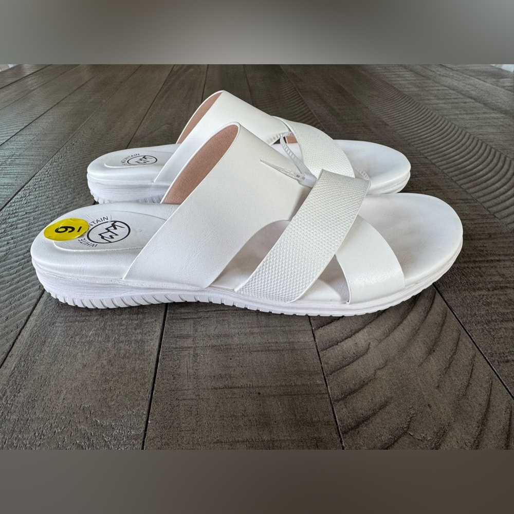 White Mountain Sandals Women’s Size 9 (NWOT)